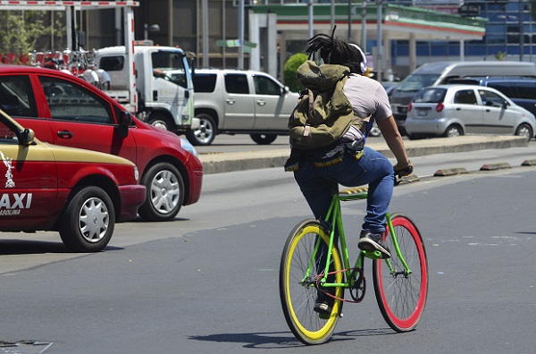 MÉXICO, D.F., 19AGOSTO2015.- Algunos ciclistas aun conducen mientras utilizan audífonos, a pesar de que fue estipulado en el nuevo Reglamento de Tránsito, a pesar de que policías de tránsito resguardan la zona vial. 
FOTO: MARÍA JOSÉ MARTÍNEZ /CUARTOSCURO.COM