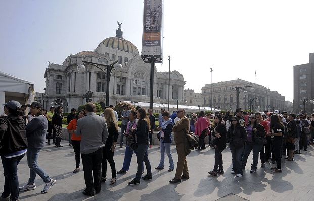 MÉXICO, D.F., 26JUNIO2015.- Centenares de personas acudieron al primer día de las exposiciones Miguel Ángel Bounarroti y Leonardo Da Vinci, en el Palacio de Bellas Artes.
FOTO: ARTURO LOPEZ /CNCA/ CUARTOSCURO.COM