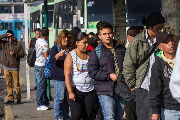 MÉXICO, D.F., 20MAYO2015.- El paradero de Tacubaya, en la delegación Miguel Hidalgo, al poniente de la Ciudad de México, donde diariemte confluyen miles de personas, debido a que es conexión de tres líneas del Metro y terminal de la Línea 2 del Metrobus, además de que se conecta a través de autobuses y taxis con la zona de Santa Fe. 
FOTO: ISAAC ESQUIVEL /CUARTOSCURO.COM