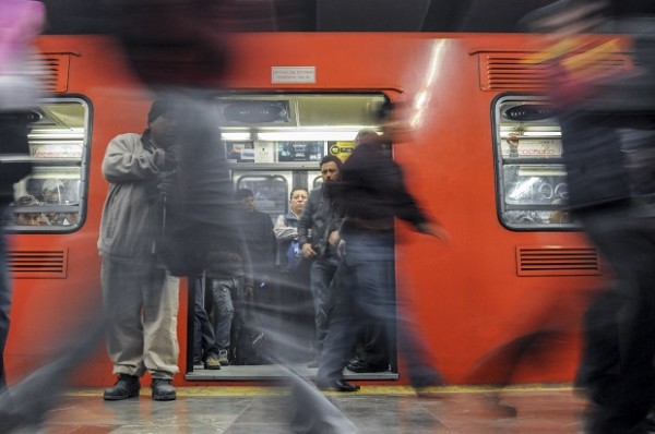 MÉXICO, DF., 14ENERO2015.- Transitar cotidiano de las personas que utilizan la línea 1 del metro, que corre de Pantitlán a Observatorio.
FOTO: DIEGO SIMÓN SÁNCHEZ /CUARTOSCURO.COM