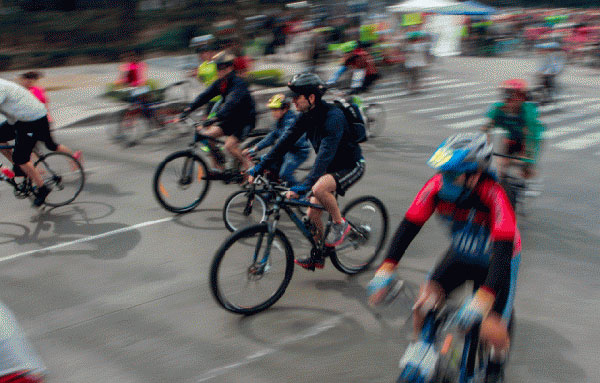Según el reglamento, los ciclistas no pueden rebasar por la derecha. (FOTO: CUARTOSCURO/ARCHIVO) 