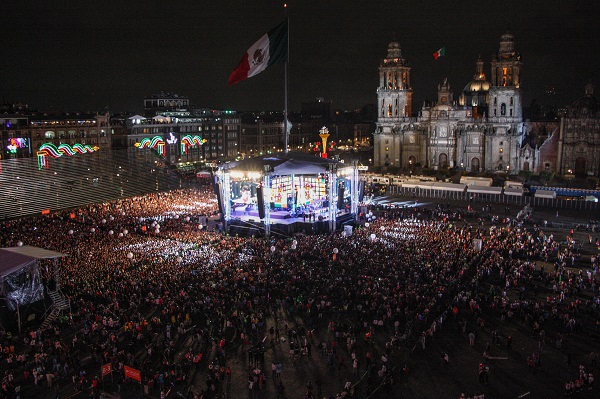 MÉXICO, D.F., 15SEPTIEMBRE2015.- Vista panorámica del Zócalo capitalino previo al Grito de Independencia.
FOTO: ADRIANA ALVAREZ /CUARTOSCURO.COM