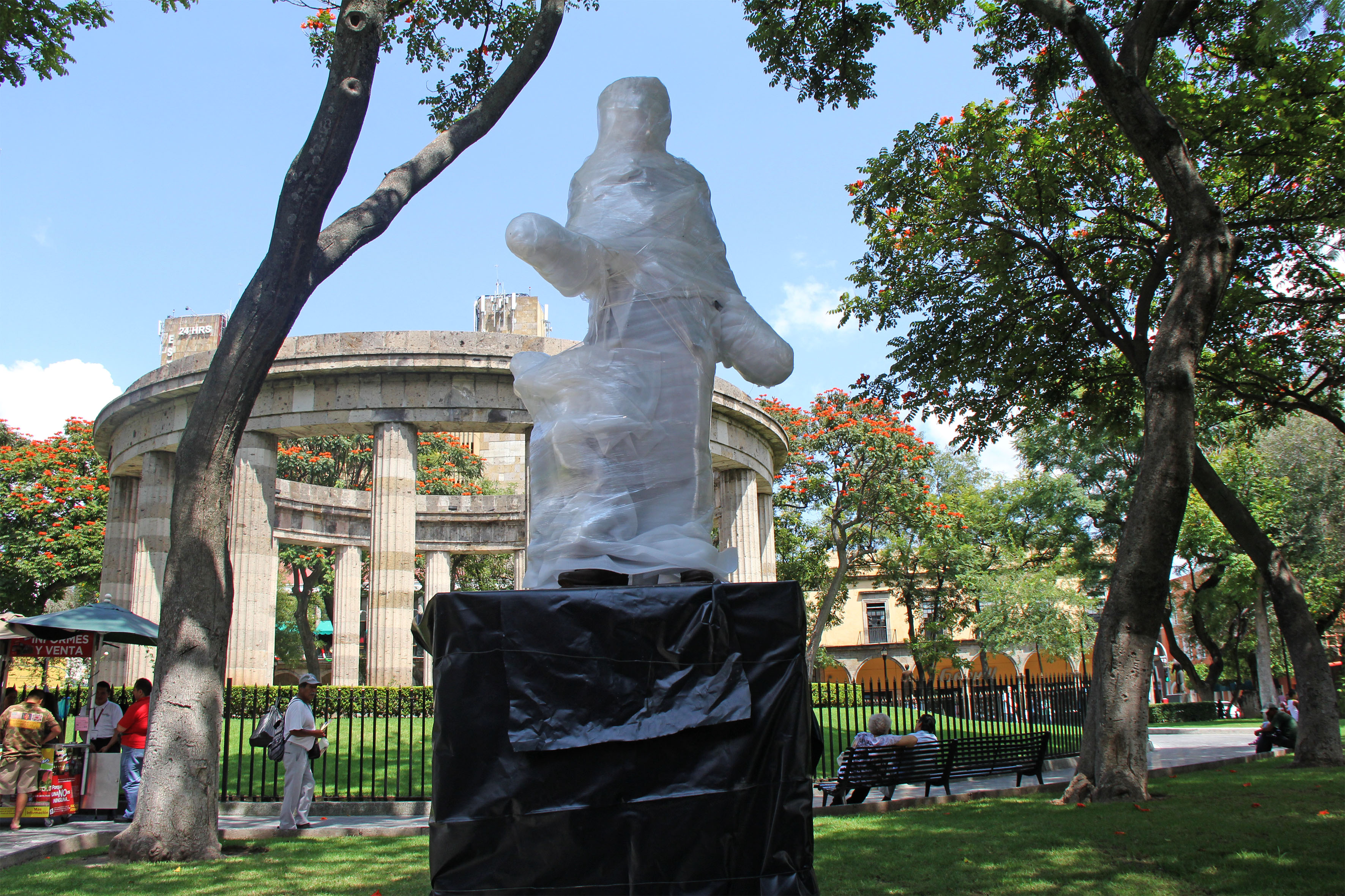 Estatua tapada de Juan José Arreola en la Rotonda