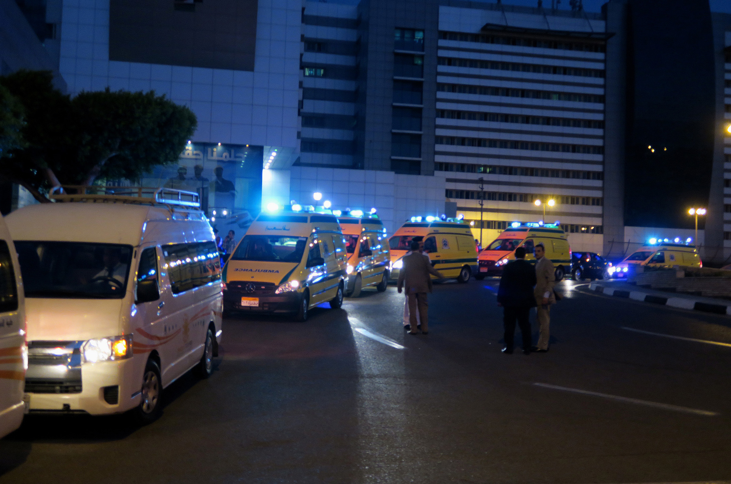 50917066. El Cairo, 17 Sep. 2015 (Notimex-David del Río).- Los sobrevivientes del ataque ocurrido el domingo pasado en una zona desértica del oeste de Egipto llegaron esta noche a una zona especial del aeropuerto de la capital egipcia en ambulancias desde el hospital Dar-el-Fouad de El Cairo, en donde abordarán el avión de la presidencia de México TP-01, rumbo a la capital mexicana
NOTIMEX/FOTO/ESPECIAL/COR/POL/