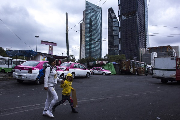 MÉXICO, D.F., 18OCTUBRE2015.- Capitalinos salieron a las calles abrigados debido a las bajas temperaturas que se registraron en la ciudad en las ultimas horas.
FOTO: ENRIQUE ORDÓÑEZ /CUARTOSCURO.COM