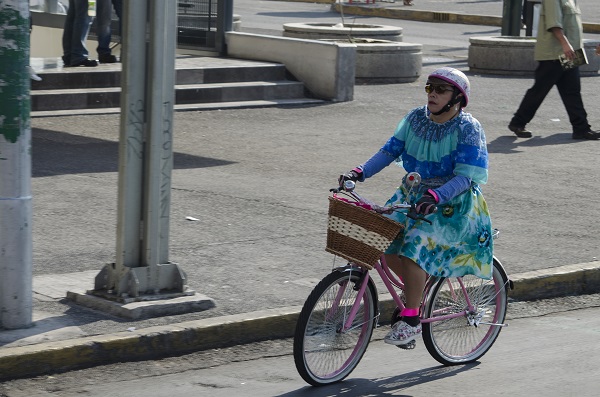 MÉXICO, D.F., 18 ABRIL2015.- Montados en dos ruedas, ciclistas de todas las edades avanzaron en contingente desde el Parque de los Venados hasta el Bosque de Chapultepec para conmemorar el Día Mundial de la Bicicleta. Oficialmente se designó el 19 de abril como el día para celebrar a la actividad ciclista. El evento fue convocado por diversas organizaciones ciclistas con el apoyo de la Secretaría del Medio Ambiente, cuya titular, Tanya Müller, acudió a la rodada. Un aproximado de 7 mil ciclistas, entre ellos los integrantes de la organización “Paseo a Ciegas”, en donde débiles visuales pueden disfrutar del paseo gracias a un conductor vidente, pedalearon desde las primeras horas de este día. 
FOTO: MARÍA JOSÉ MARTÍNEZ /CUARTOSCURO.COM