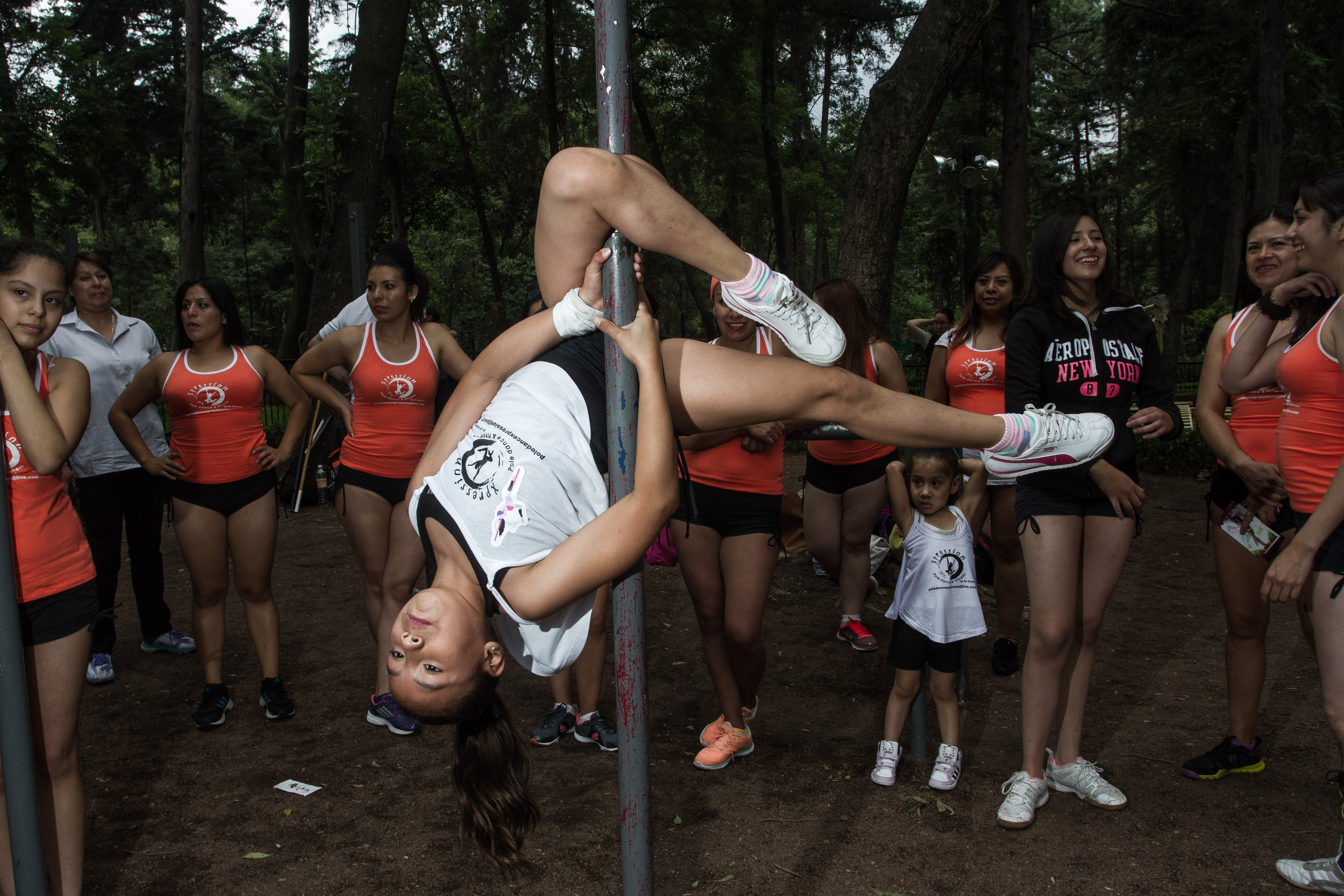 MÉXICO, D.F., 14JUNIO2015.- Decenas de mujeres que practican el Pole Dance, celebraron el Día del Pole Urbano en el Parque Hundido, con una pequeña muestra de la actividad que realizan. 
FOTO: ISAAC ESQUIVEL /CUARTOSCURO.COM