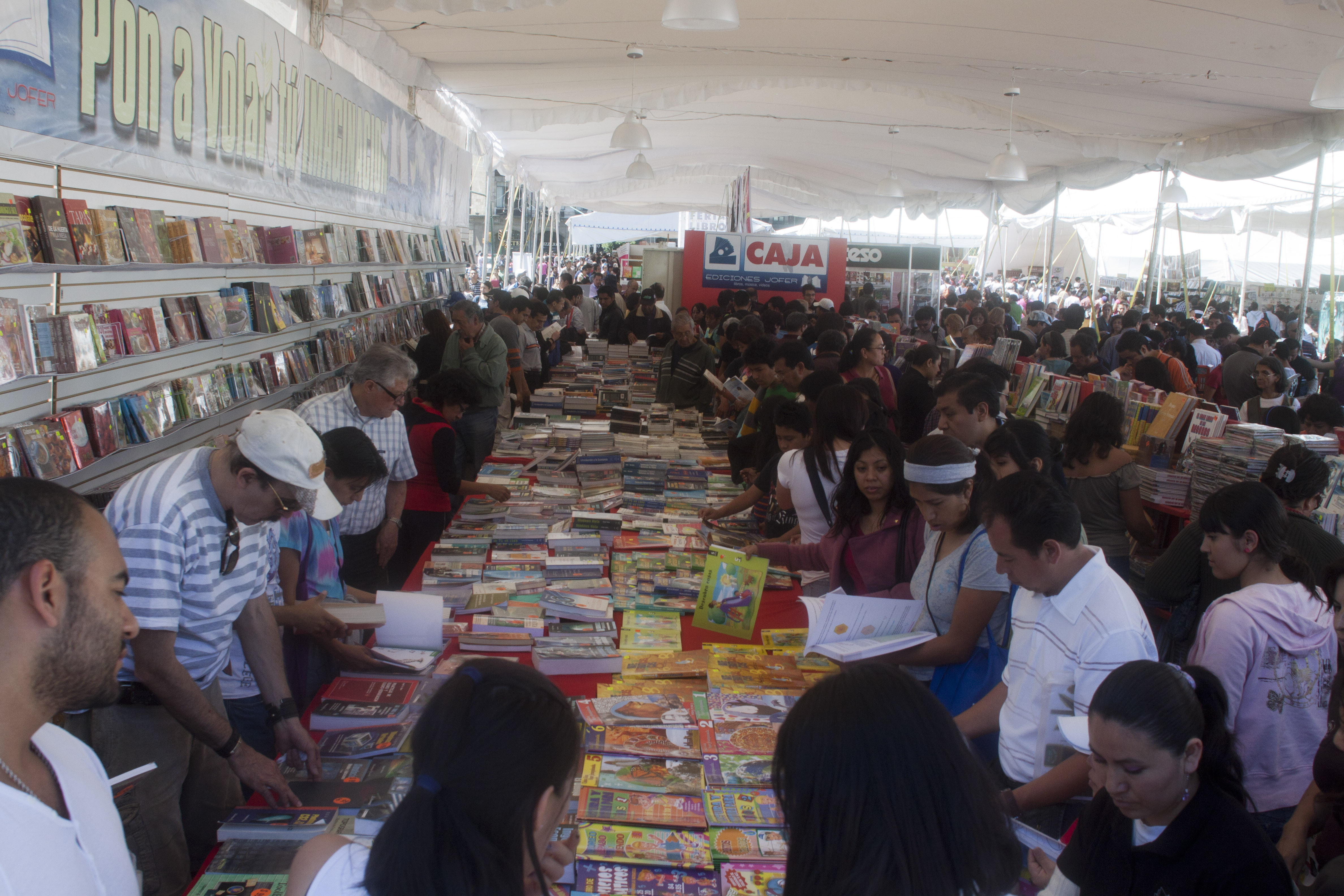 MÉXICO, D.F., 15OCTUBRE2011.- Gran afluencia se registró en la Feria Internacional del Libro del Zócalo.
FOTO: MOISÉS PABLO/CUARTOSCURO.COM