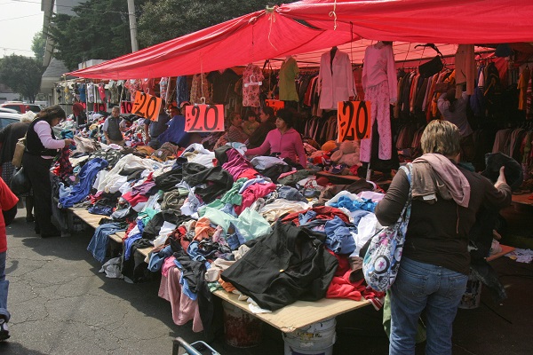 MXICO, D.F., 28ENERO2011.- Personas compran ropa usada  de las denominadas “Pacas” en puestos improvisados de la ciudad de Mxico
FOTO: SAòL LîPEZ/CUARTOSCURO.COM