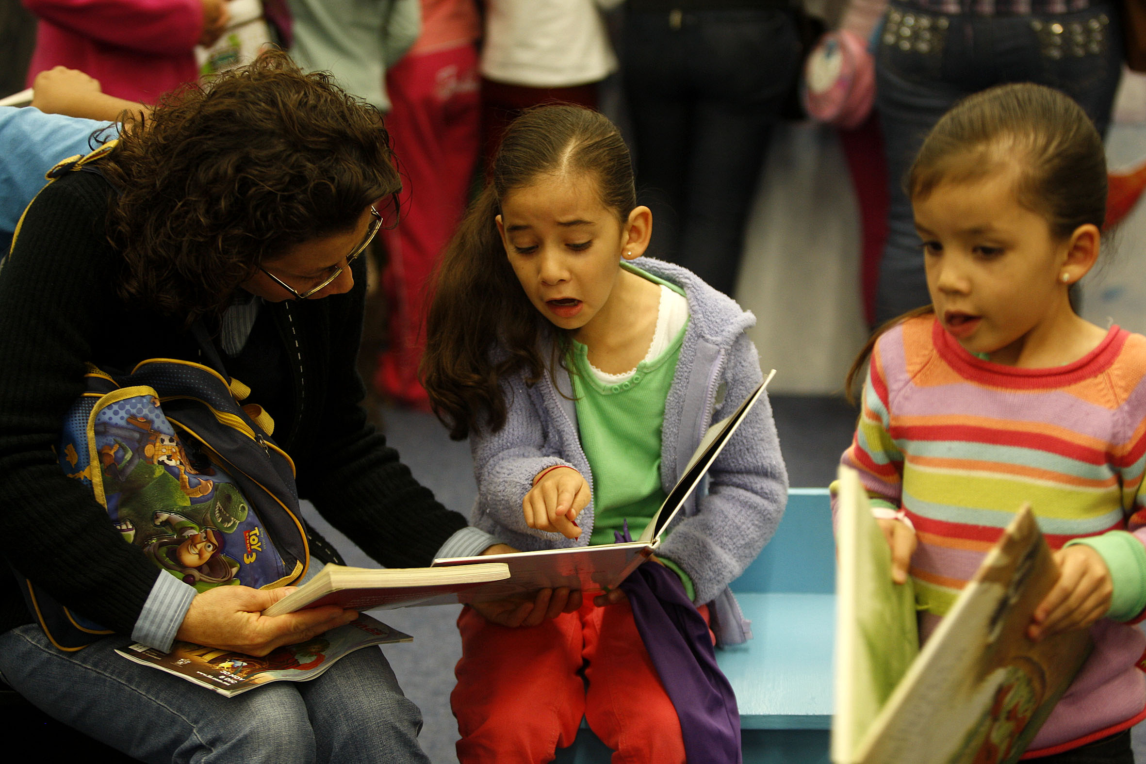 01 12 2013. Lectores en FIL ninos en la Feria Internacional del Libro de Guadalajara. Foto. Hector Jesus Hernandez