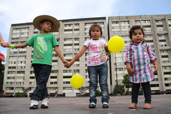 MÉXICO, D.F., 09MAYO2015.- Integrantes de Amnistía Internacional realizaron una Cadena Humana en la Plaza de las Tres Culturas para manifestarse por los derechos humanos.
FOTO: ADOLFO VLADIMIR /CUARTOSCURO.COM