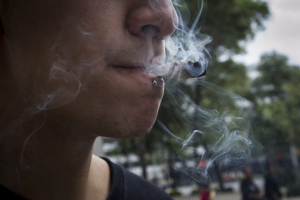 MÉXICO, D.F., 16SEPTIEMBRE2015.- Un pequeño grupo de jóvenes fumó mariguana en la plaza Luis Pasteur, frente al Senado de la República, en demanda de la legalización del canabis. 
FOTO: ISAAC ESQUIVEL /CUARTOSCURO.COM