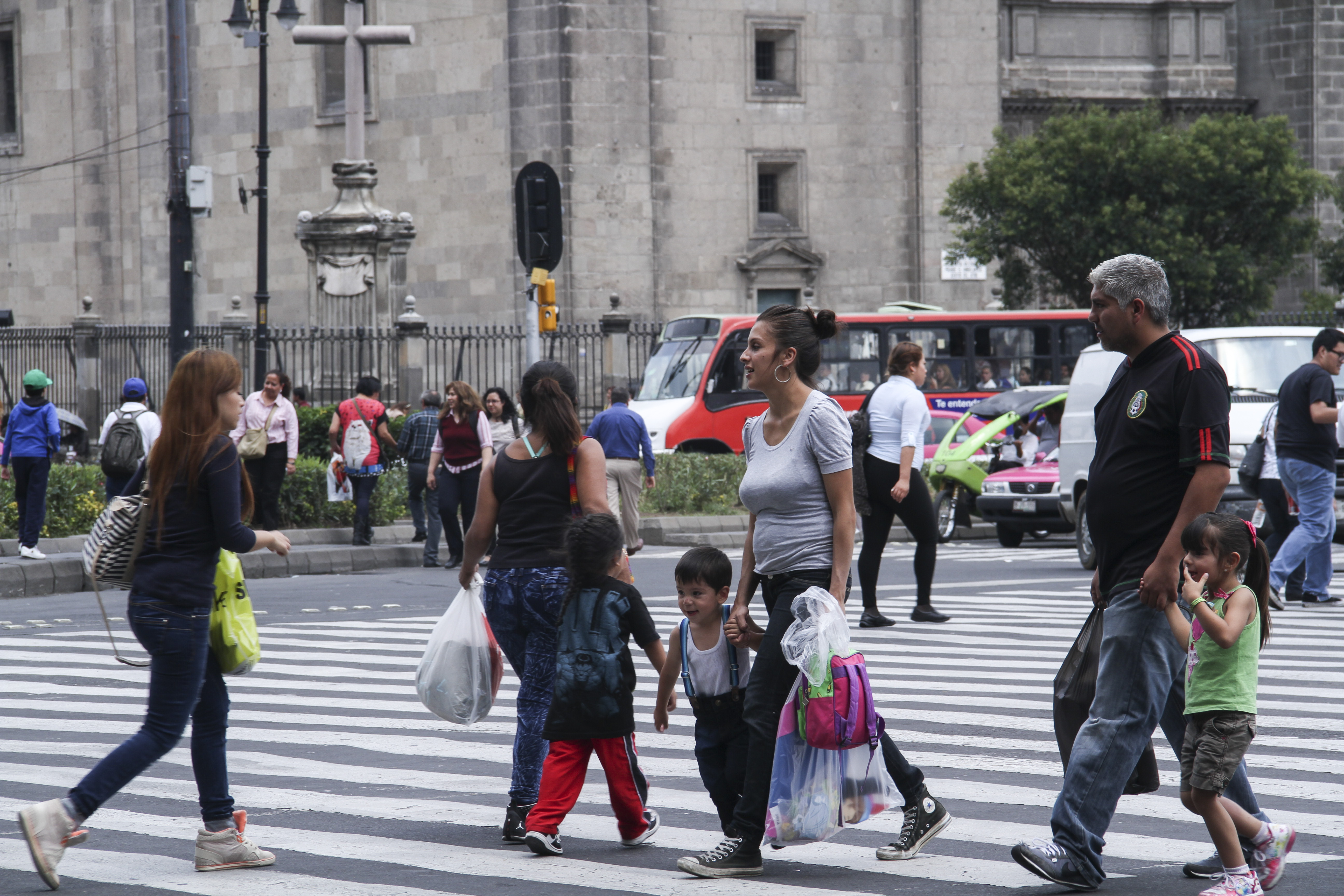 MÉXICO, D.F., 17AGOSTO2015.- Al menos ocho mil peatones mueren al año en el país, debido a la falta de seguridad vial que hay en las ciudades del país. 
FOTO: ISABEL MATEOS /CUARTOSCURO.COM