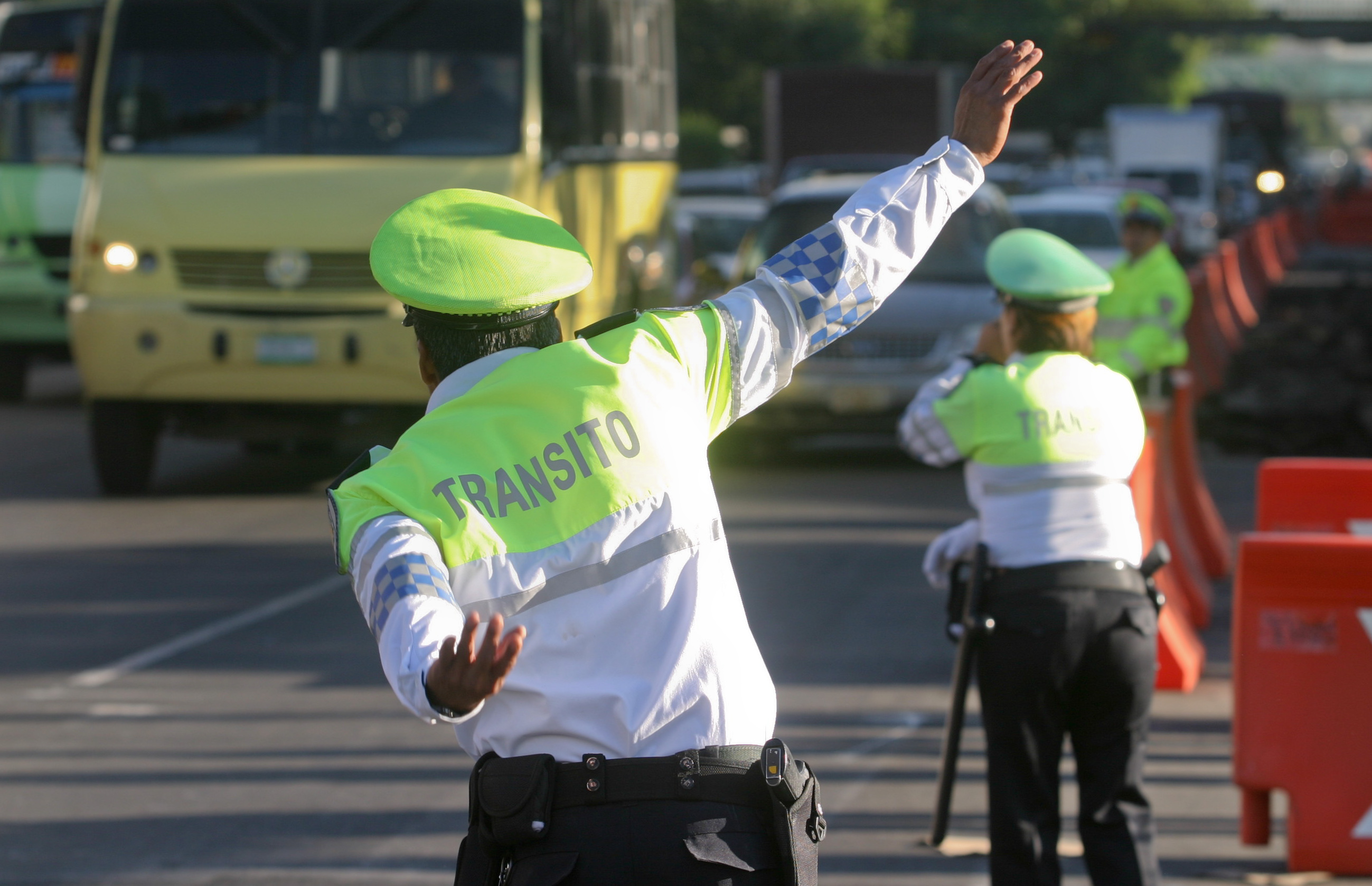 MXICO D.F., 26ABRIL2010.- Policias de transito montaron un operativo de vialidad para desahogar el la afluencia vehicular sobre la avenida Cuauhtmoc, en el tramo de Viaducto al Eje 4 Sur Xola, por los trabajos de la segunda etapa de la construccin de la Lnea 3 del Metrobs, que correr de Etiopa a Tenayuca.
FOTO: SAòL LîPEZ/CUARTOSCURO.COM