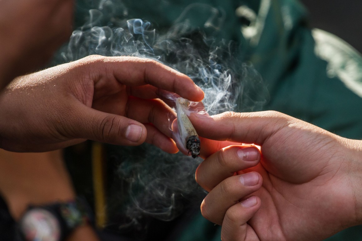 MÉXICO, D.F., 04NOVIEMBRE2015.- Jóvenes manifestaron su deseo de legalizar la mariguana, durante la sesión en la que la Suprema Corte de Justicia de la Nación concedió un amparo a cuatro mexicanos para permitirles el cultivo y consumo de marihuana con fines recreativos. FOTO: ISAAC ESQUIVEL /CUARTOSCURO.COM