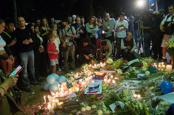 MÉXICO, D.F., 16NOVIEMBRE2015.- Decenas de franceses que radican en la ciudad, colocaron una ofrenda floral y veladoras afuera de la embajada de Francia en México como una muestra de solidaridad y protesta por los atentados que realizó el Estado Islamico en Paris el pasado viernes 13 donde murieron más de 120 personas. 
FOTO: DIEGO SIMÓN SÁNCHEZ /CUARTOSCURO.COM