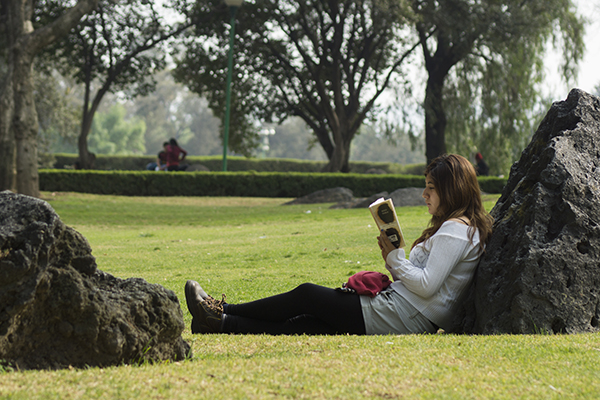 MÉXICO, DF., 20FEBRERO2014.- Estudiantes, maestros, paseantes y externos a la UNAM aprovechan los jardines del campus central de Ciudad Universitaria para relajarse entre semana. 
FOTO: MARÍA JOSÉ MARTÍNEZ /CUARTOSCURO.COM