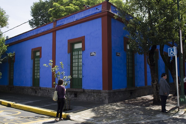 MÉXICO, D.F., 08JULIO2014.- A 60 años de su muerte y a 107 años de su nacimientos, la pintora Kahlo y su residencia "La Casa Hoy", hoy uno de los museos más populares de la Ciudad de México, continúa generando interés. Mensualmente el museo recibe un aproximado de 20 mil visitantes y es uno de los destinos obligados de la capital para extranjeros y locales. Objetos, documentos, fotografías,, pertenecncias más íntimas como sus vestidos y corsettes ortopédicos, cosméticos y joyería, son pequeñas pistas dentro de lo que fue el hogar de una de las mayores exponentes de la pintura en México. Situada en la esquina de las calles Lóndres y Aldama, la Casa Azul es un destino obligado en el marco del 107 aniversario del nacimiento de la pintora y esposa del reconocido muralista Diego Rivera. FOTO: MARÍA JOSÉ MARTÍNEZ /CUARTOSCURO.COM