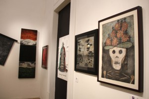 La exposición Laca laca está integrada por piezas 43 artistas plásticos que se exhiben en Arteforo. La muestra está dedicada a los 43 normalistas desaparecidos en Iguala y a los curadores que fallecieron durante este año.