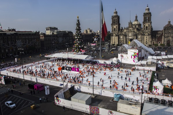 MÉXICO, D.F., 07DICIEMBRE2015.- Decenas de personas asitieron a la pista de hielo instalada en el Zocalo Capitalino con motivo de las fiestas decembrinas.
FOTO: ENRIQUE ORDÓÑEZ /CUARTOSCURO.COM