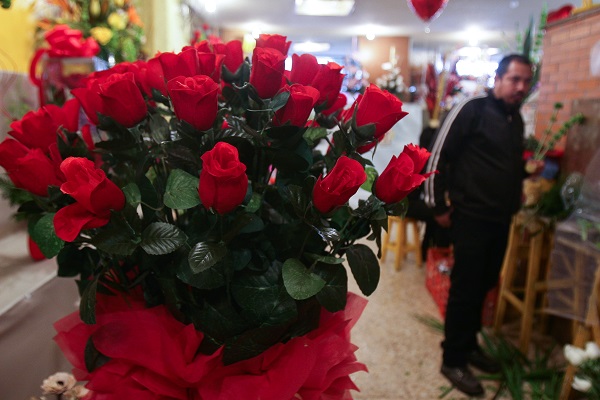 MXICO, D.F., 13FEBRERO2010.- La venta de flores previo al Da del Amor y la Amistad es baja, se quejaron los comerciantes del mercado de flores de Luis Moya, en el centro de la ciudad.
FOTO: ISAAC ESQUIVEL/CUARTOSCURO.COM