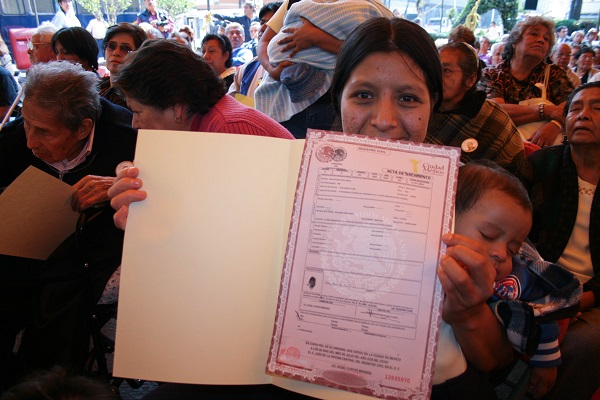 MXICO, D.F., 28JULIO2008.- Fueron entregadas actas de nacimiento a personas que no contaban con ella esto por los festejos de los 140 aos del registro civil en mexico. 
FOTO: RICARDO CASTELAN /CUARTOSCURO.COM