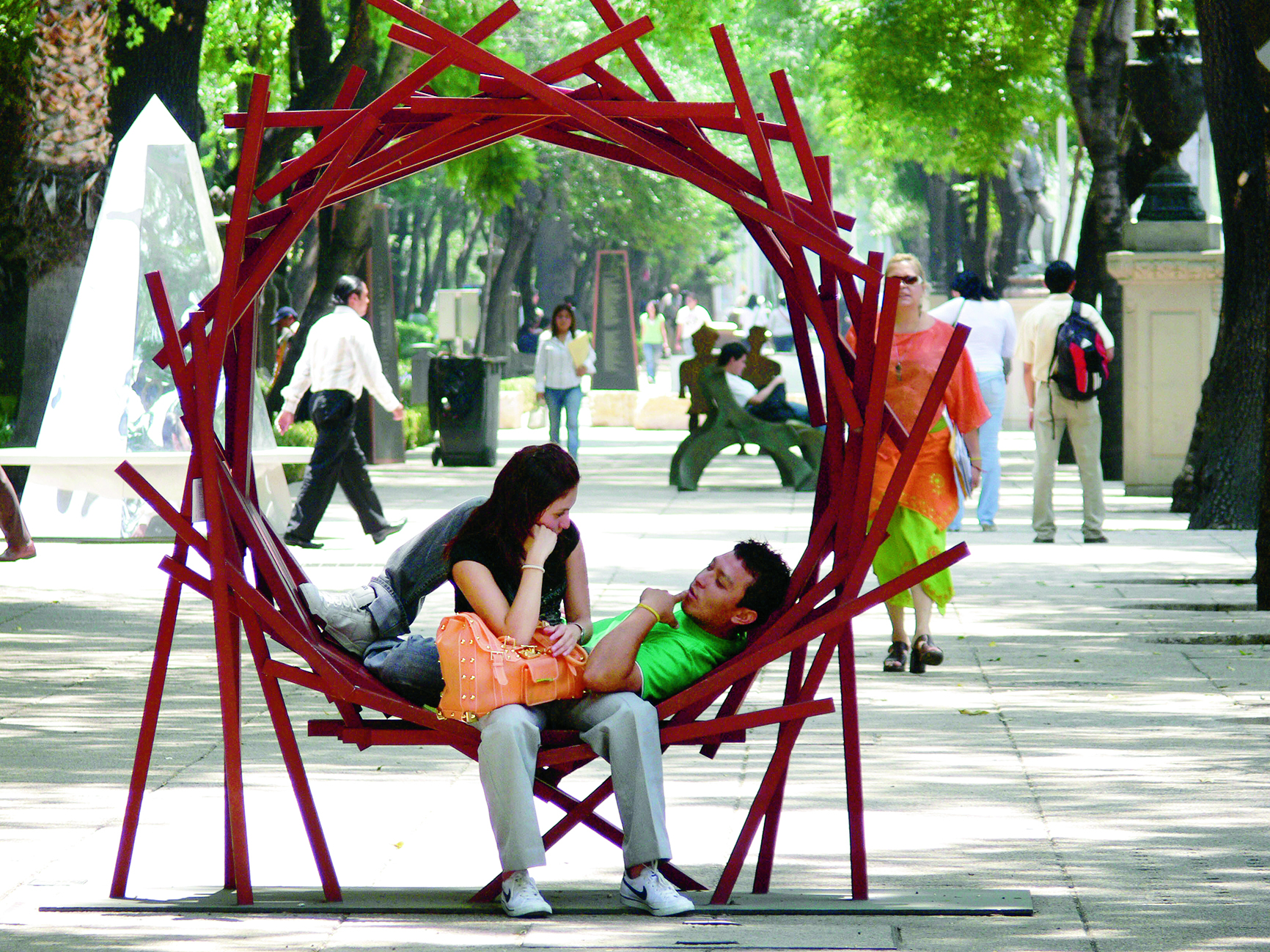 MÉXICO, D.F. 12JUNIO2007.- Una pareja toma un descanso en una de las bancas de artistas plásticos en paseo de la Reforma.
FOTO: PATRICIA MORALES/CUARTOSCURO.COM