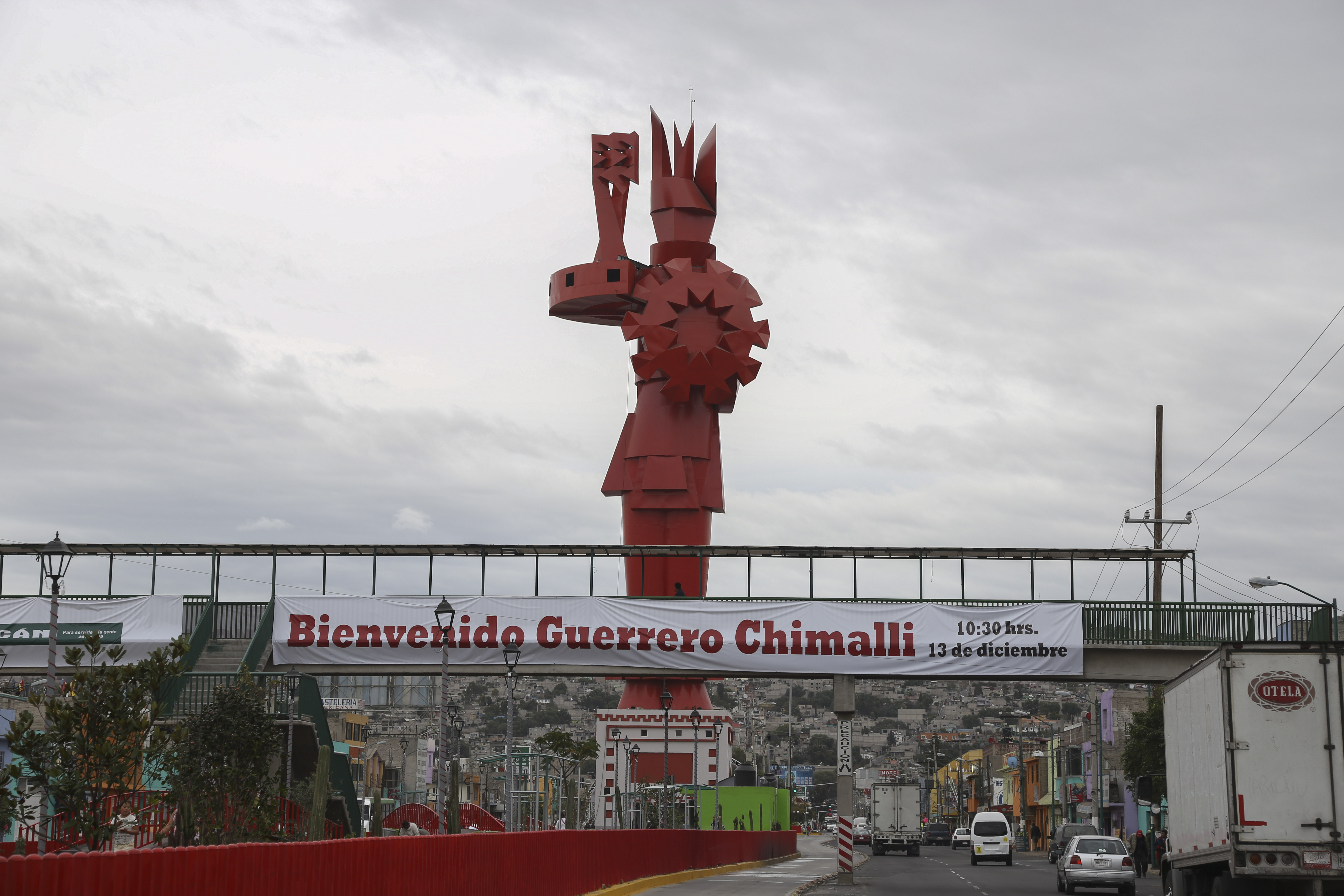 CHIMALHUACAN, ESTADO DE MÉXICO, 22DICIEMBRE2014.- El Guerrero Chimalli, obra del artista Sebastian, se ubicada en la continuación de la avenida bordo de xochiaca. Esta obra de arte pública tuvo un costo de 35 millones de pesos que fue pagado por el gobierno municipal de Chimalhuacan.
FOTO: SAÚL LÓPEZ /CUARTOSCURO.COM