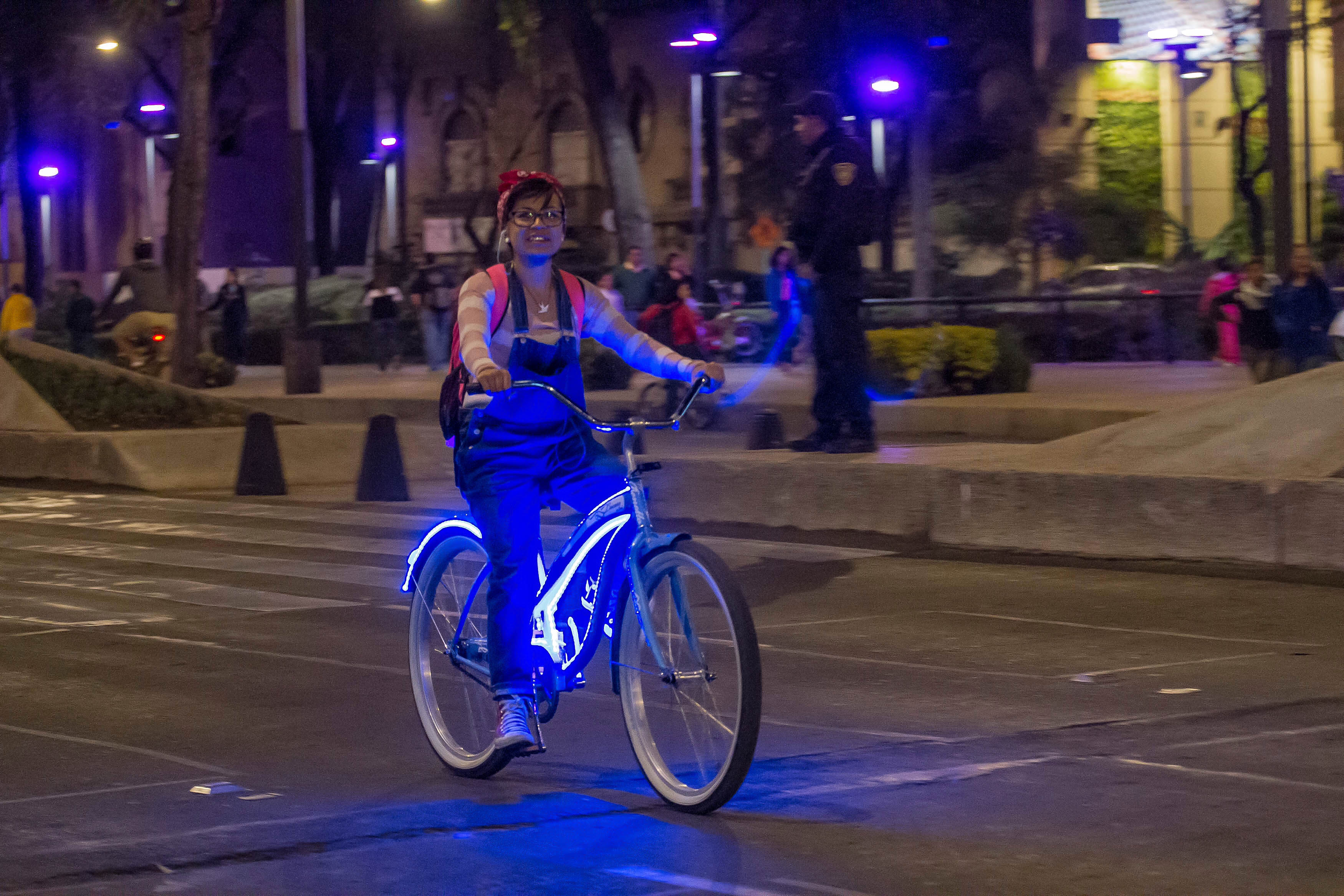 CIUDAD DE MÉXICO, 20FEBRERO2016.- Cientos de ciclistas participaron en la rodada nocturna que organizó el Gobierno de la Ciudad de México.
FOTO: ISAAC ESQUIVEL /CUARTOSCURO.COM