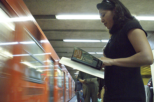 MÉXICO D.F., 21ENERO2009.- En la estación zapata del STC se realizo la presentación de la nueva antología del programa para leer de boleto en el Metro. Asistieron autores. 
FOTO: VICTORIA VALTIERRA/CUARTOSCURO.COM