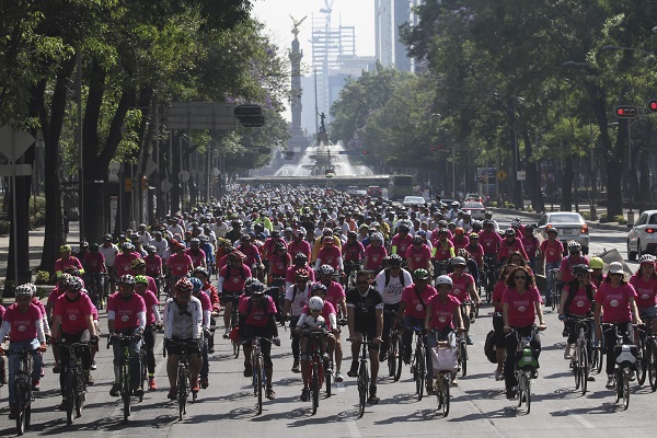 CIUDAD DE MÉXICO, 16ABRIL2016.- Más de 2 mil ciclistas participaron en el Gran Rodada con motivo del Día Mundial de la Bicicleta. La ruta comenzó en el Parque de los Venados, siguiendo por Gabriel Mancera, Av. Monterrey y Paseo de la Reforma hasta concluir en el Tótem Canadiense en la primera sección del Bosque de Chapultepec. 
FOTO: MARÍA JOSÉ MARTÍNEZ /CUARTOSCURO.COM