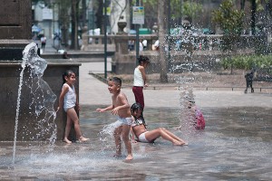 CIUDAD DE MÉXICO, 09ABRIL2016.- Debido a las altas temperaturas que se han sentido durante el día, algunos niños se refrescan en las fuentes de la Alameda Central. FOTO: DIEGO SIMÓN SÁNCHEZ /CUARTOSCURO.COM