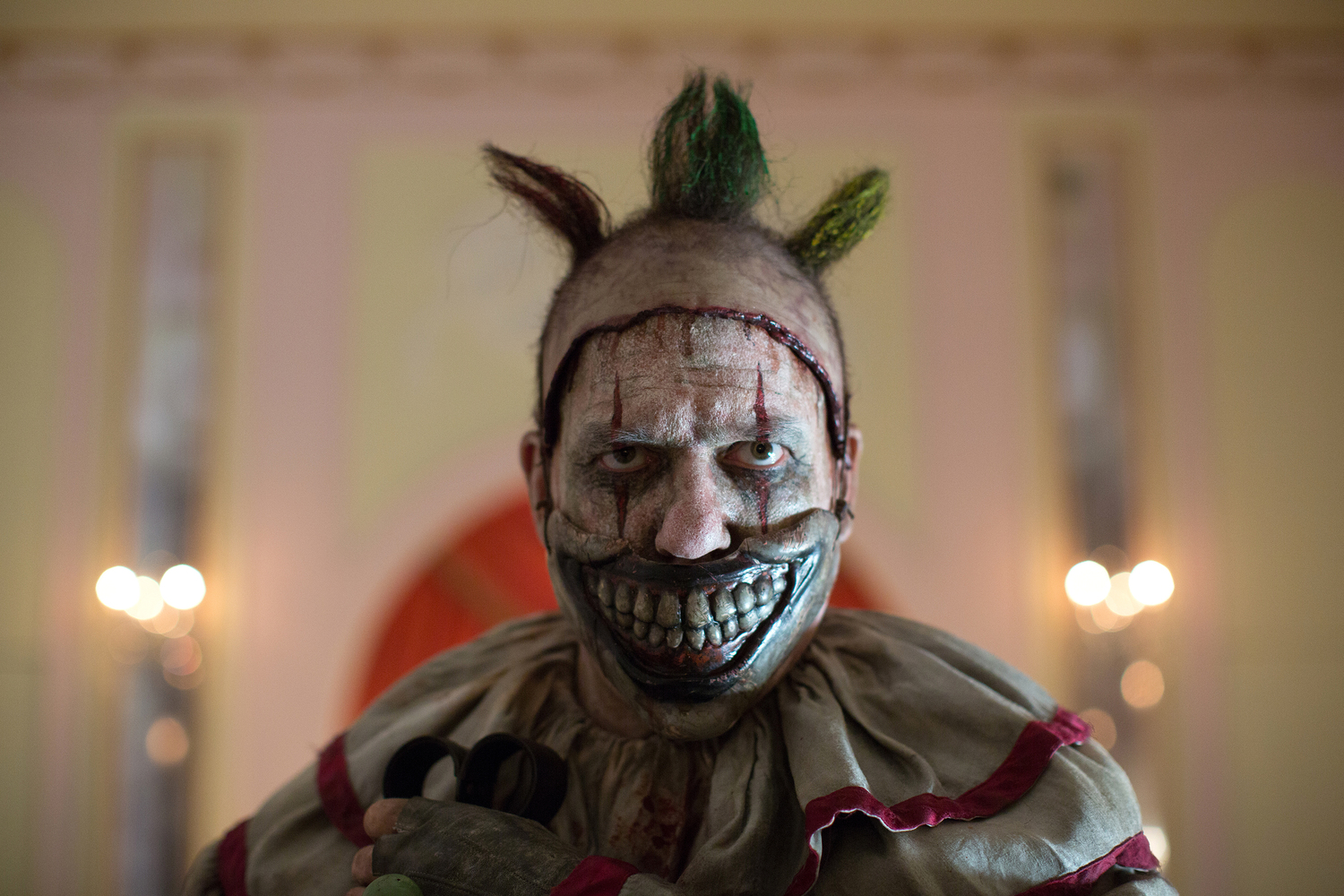 AMERICAN HORROR STORY: FREAK SHOW “Massacres and Matinees”- Episode 402 (Airs Wednesday, October 15, 10:00 PM e/p) –Pictured: John Carroll Lynch as Twisty the Clown. CR: Michele K. Short/FX