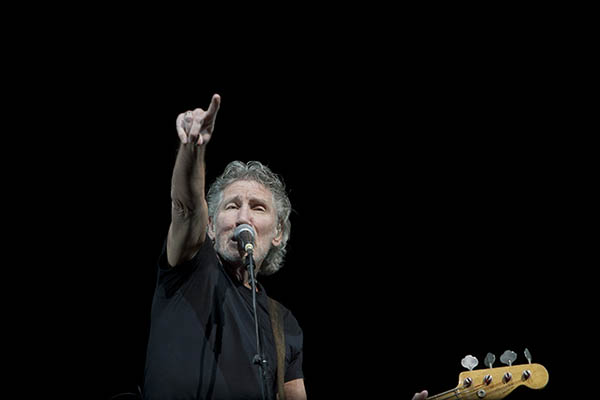 MÉXICO, DF 27ABRIL2012.- El músico ingles, Roger Waters, presntó la obra maestra de la legendaria banda de rock, Pink Floyd, The Wall, la noche de hoy en el Foro Sol. El músico dedico el concierto a las muertas de Juárez.
FOTO: FRANCISCO RODRÍGUEZ /CUARTOSCURO.COM