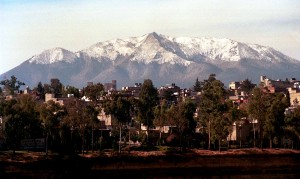 MEXDF03MAR2001.- El cerro del Ajusco que se localiza al sur de la ciudad nevado y una clara vista desde la capital. FOTO: Victoria Valtierra/CUARTOSCURO.COM