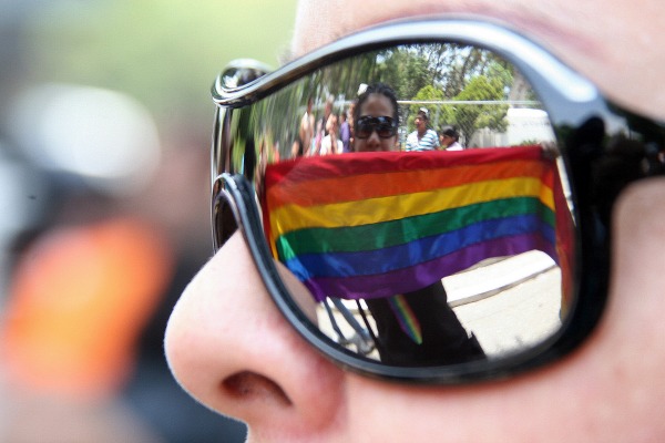 PUEBLA, PUEBLA, 26MAYO2012.- Cientos de miembros de la comunidad lésbico-gay-bisexual-transexual (LGBT) de Puebla, recorrieron avenidas y calles del centro histórico, manifestándose a favor de la diversidad sexual y un alto a la homofobia en la entidad.
FOTO: HILDA RIOS /CUARTOSCURO.COM