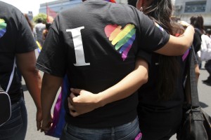 PUEBLA, PUEBLA, 26MAYO2012.- Cientos de miembros de la comunidad lésbico-gay-bisexual-transexual (LGBT) de Puebla, recorrieron avenidas y calles del centro histórico, manifestándose a favor de la diversidad sexual y un alto a la homofobia en la entidad. FOTO: HILDA RIOS /CUARTOSCURO.COM