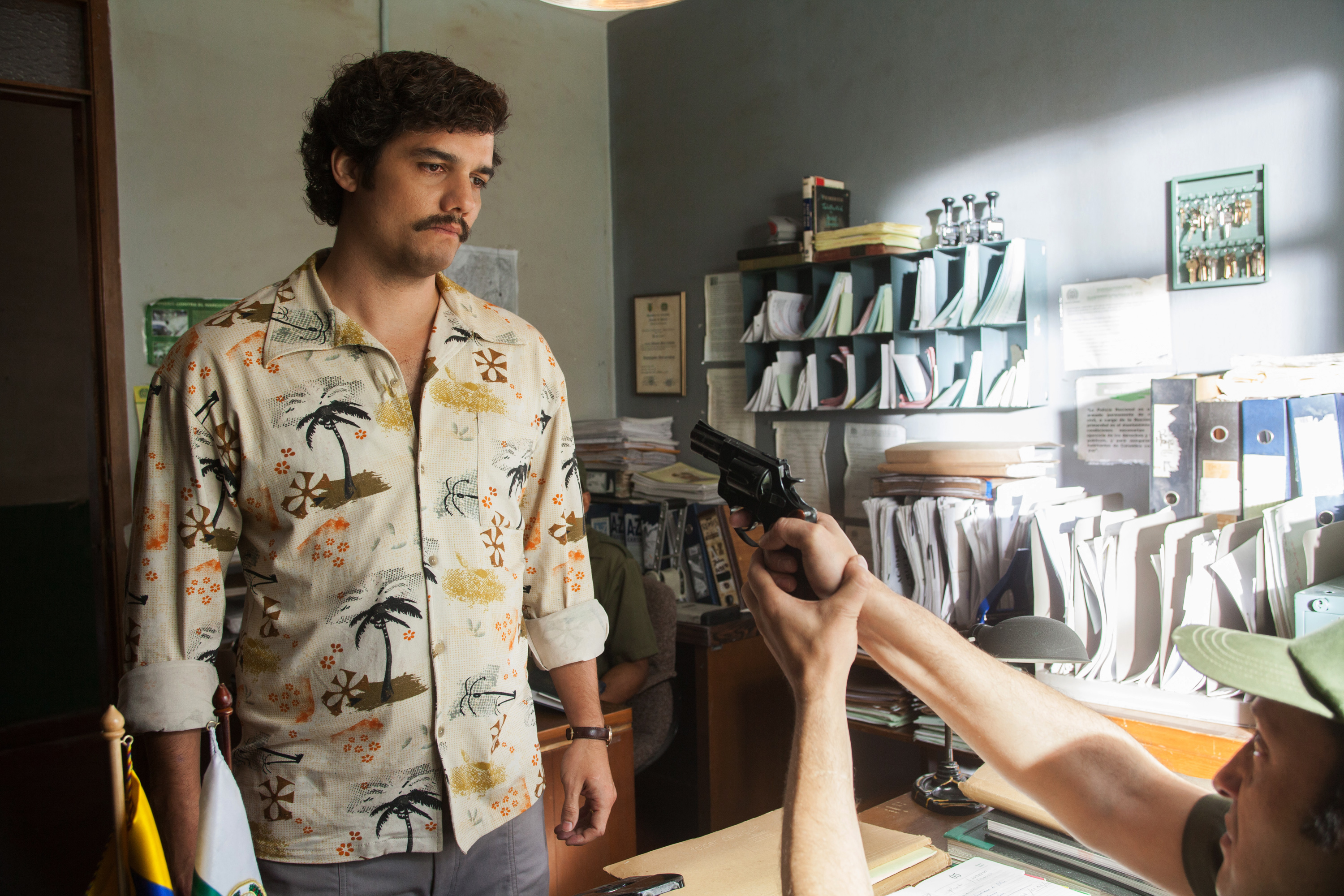 En esta imagen sin fecha de producción proporcionada por Netflix, el actor Wagner Moura como Pablo Escobar, en la serie original de Netflix “Narcos”. Moura estudió español en Medellín, Colombia, para acercarse al marcado acento del capo. (Daniel Daza/Netflix via AP) ** Usable by HOY and ELSENT Only **