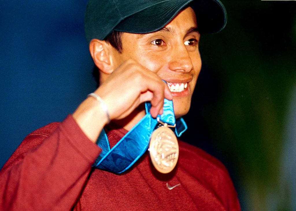 MEXDF03OCT2000.- Fernando Platas muestra orgulloso la medalla de plata que obtuvo en Sidney en la prubea de trampoln de tres metros. FOTO: Christian Palma/CUARTOSCURO.COM