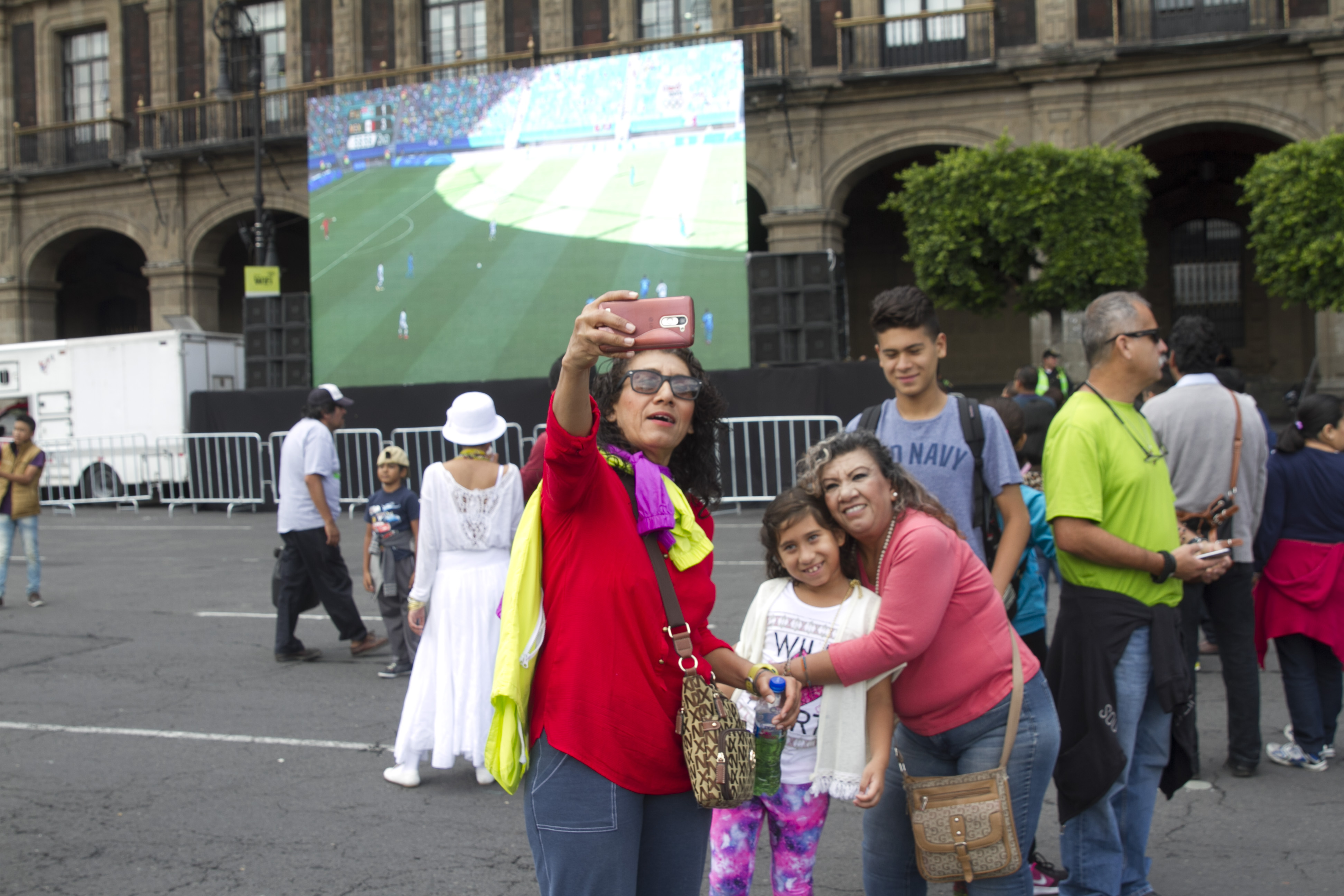 CIUDAD DE MÉXICO, 07AGOSTO2016.- Decenas de personas observaron el partido México vs Fiji de los Juegos Olímpicos de Río 2016, en la Plaza del Zócalo. Los nacionales golearon 5-1, en partido correspondiente a la primera ronda de grupos por la medalla de oro.
FOTO: MOISÉS PABLO /CUARTOSCURO.COM