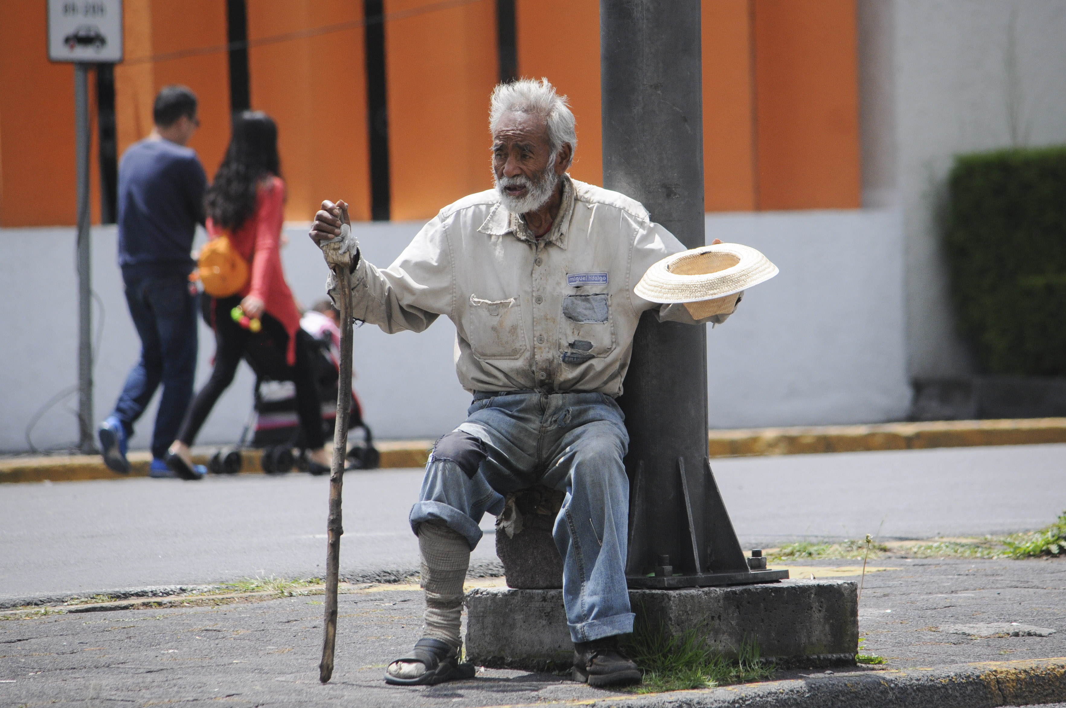 CIUDAD DE MÉXICO, 23JULIO2016.- Un señor de la tercera edad pide algunas monedas sentado sobre el camellón de la avenida Mariano Escobedo.
FOTO: DIEGO SIMÓN SÁNCHEZ /CUARTOSCURO.COM