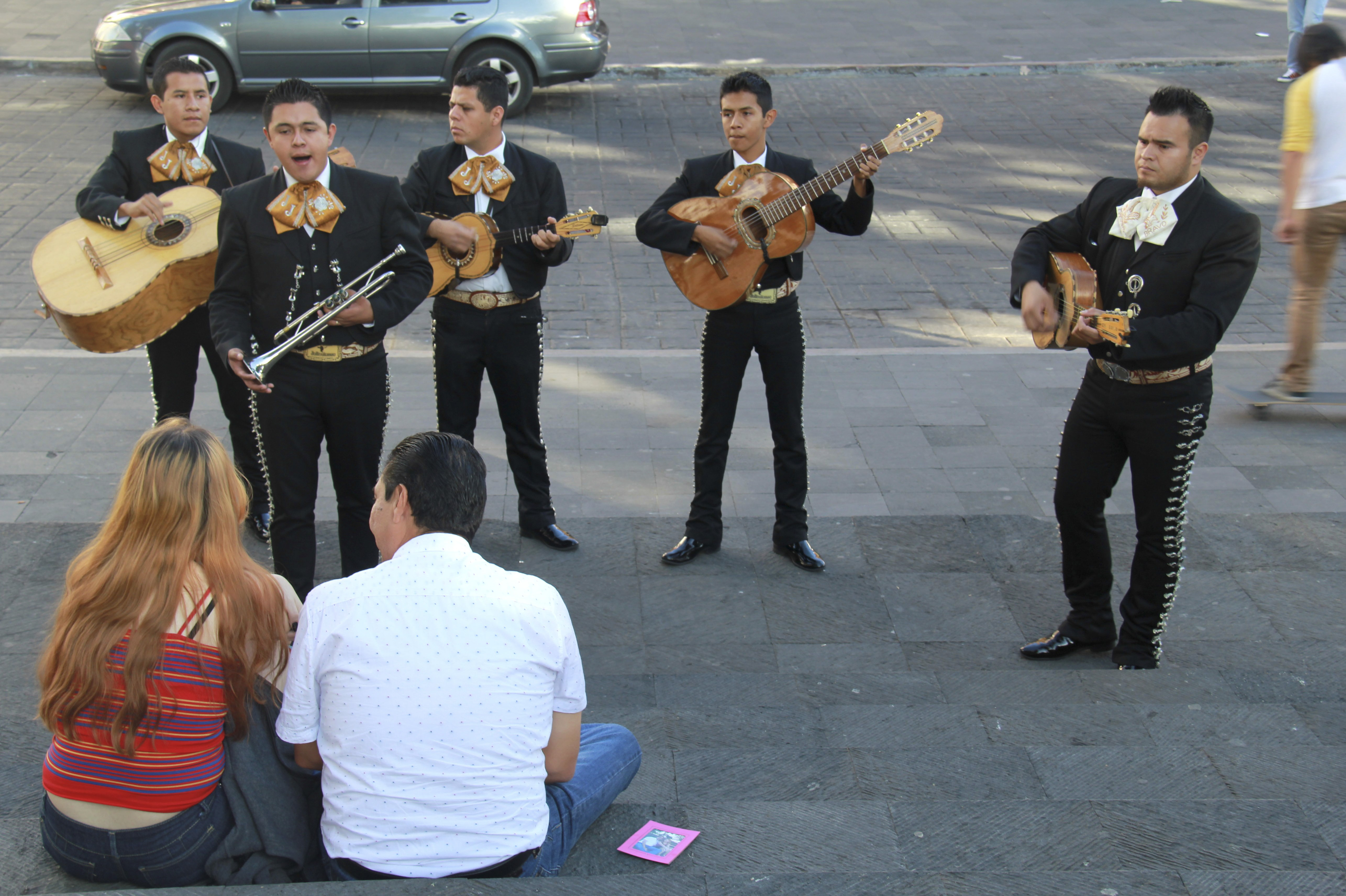 CUERNAVACA, MORELOS, 03ENERO2015.-Músicos integrantes de un mariachi
ofrecen una serenata a una pareja de enamorados en el centro de
Cuernavaca. 
FOTO: PATRICIA MORALES / CUARTOSCURO.COM