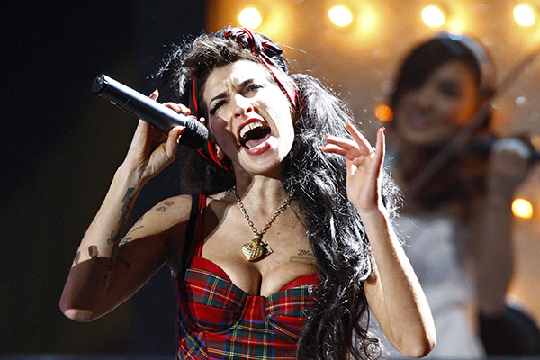 British singer Amy Winehouse performs at the Brit Awards at Earls Court in London February 20, 2008.     REUTERS/Alessia Pierdomenico  (BRITAIN)
