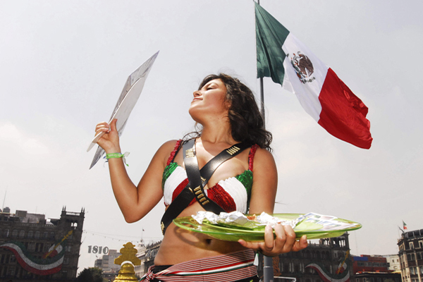 MEX15 - CIUDAD DE M…XICO (M…XICO), 11/09/08.- Una joven mexicana del grupo ambientalista Animal Naturalis viste ropas de mujer revolucionaria o "Adelita" hoy, 11 de septiembre de 2008, en el ZÛcalo de Ciudad de MÈxico, para concientizar a los ciudadanos sobre el consumo de comida vegetariana y persuadirlos a no consumir carne. EFE/Mario Guzm·n