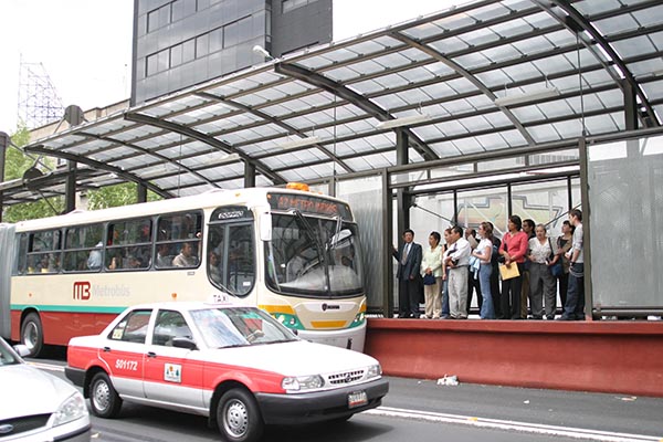 MEXICO, D.F. 20JUNIO2005.- Usuarios que esperan el metrobus encuentran dificultades para abordar dicho transporte debido a la alta demanda del mismo. FOTO: Sandra Perdomo/CUARTOSCURO.COM