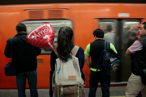 CIUDAD DE MÉXICO, 14FEBRERO2016.- Una joven espera el metro acompañada por un globo alusivo al día del amor y la amistad. 
FOTO: JOSÉ ROBERTO GUERRA /CUARTOSCURO.COM