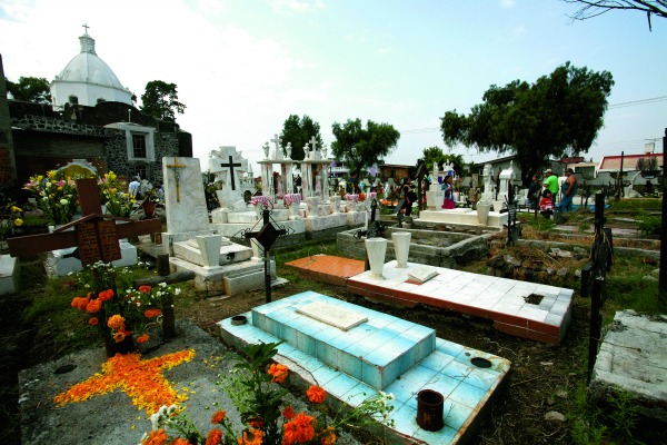MÉXICO, D.F., 01NOVIEMBRE2009.- Panteón en el Día de muertos en Mixquic.
FOTO: ROCÍO ORTIZ/CUARTOSCURO.COM