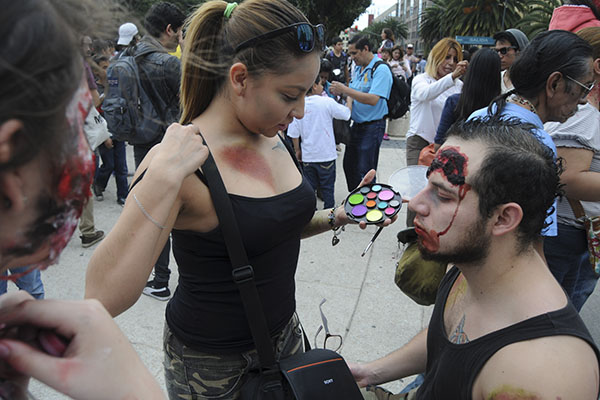MÉXICO, D.F., 22OCTUBRE2015.- Miles de jovenes caracterizados con mascaras así como atuendos de peliculas de terror y muertos vivientes, participaron el "Marcha Zombie" que se realizó del Monumeto a la Revolución hacia el Hemiciclo a Juarez. FOTO: SAÚL LÓPEZ /CUARTOSCURO.COM