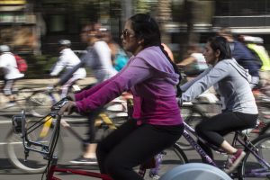 MEXICO, D.F., 19ABRIL2014.- Con una Gran Rodada, el gobierno del Distrito Federal celebró el Día Mundial de la Bicicleta. Dicha rodada partió del parque de los venados hacía el parque Tamayo, en el bosque de Chapultepec, y participaron alrededor de 5 mil ciclistas, en un trayecto de aproximadamente 12 kilometros. En el evento estuvo presente la secretaria del Medio Ambiente del Distrito Federal, Tanya Müller. FOTO: DAVID POLO /CUARTOSCURO.COM