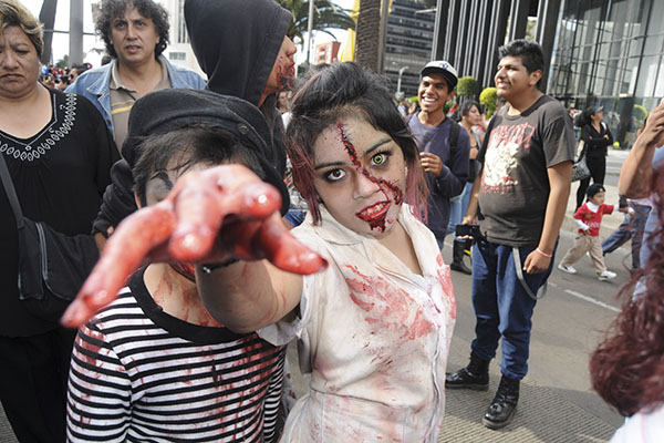 MÉXICO, D.F., 22OCTUBRE2015.- Miles de jovenes caracterizados con mascaras así como atuendos de peliculas de terror y muertos vivientes, participaron el “Marcha Zombie” que se realizó del Monumeto a la Revolución hacia el Hemiciclo a Juarez.
FOTO: SAÚL LÓPEZ /CUARTOSCURO.COM